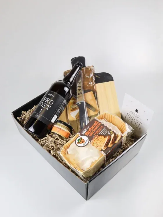 Kerst cadeaupakket met speciaal bier, bierbrood en snijplank