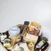 Cadeaupakket met serveerplank, bierbrood en borrelhapjes Cadeaupakket met serveerplank, bierbrood en borrelhapjes