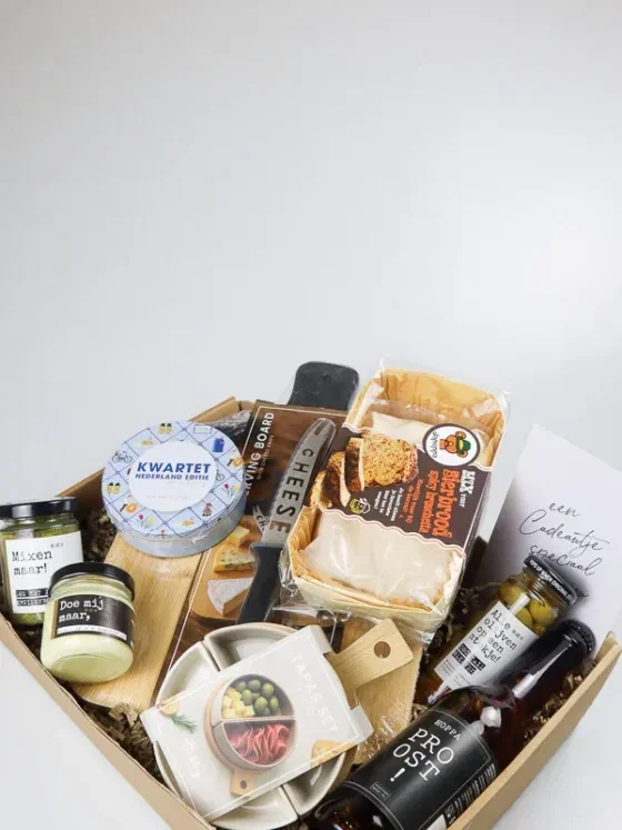 Cadeaupakket met serveerplank, bierbrood en borrelhapjes