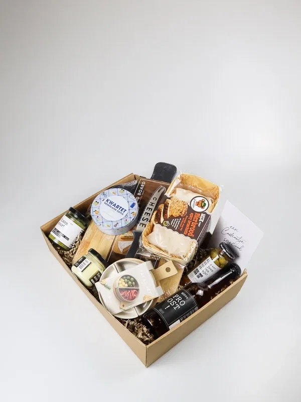 Cadeaupakket met serveerplank, bierbrood en borrelhapjes borrelpakket snijplank groot-3_resultaat Cadeaupakket met serveerplank, bierbrood en borrelhapjes