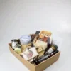 Cadeaupakket met serveerplank, bierbrood en borrelhapjes Cadeaupakket met serveerplank, bierbrood en borrelhapjes