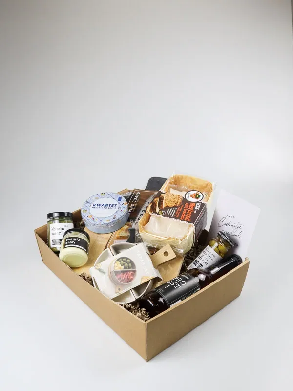Cadeaupakket met serveerplank, bierbrood en borrelhapjes Cadeaupakket met serveerplank, bierbrood en borrelhapjes