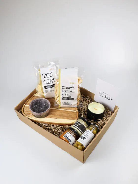 Cadeaupakket met serveerplank, olijven en borrelhapjes
