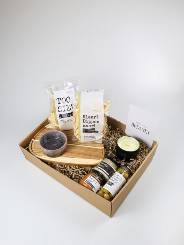 Cadeaupakket met serveerplank, olijven en borrelhapjes Cadeaupakket met serveerplank, olijven en borrelhapjes