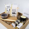 Cadeaupakket met serveerplank, olijven en borrelhapjes Cadeaupakket met serveerplank, olijven en borrelhapjes