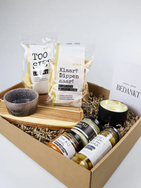 Cadeaupakket met serveerplank, olijven en borrelhapjes