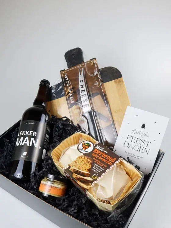 Kerst cadeaupakket met speciaal bier, bierbrood en snijplank