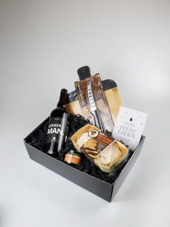 Kerst cadeaupakket met speciaal bier, bierbrood en snijplank