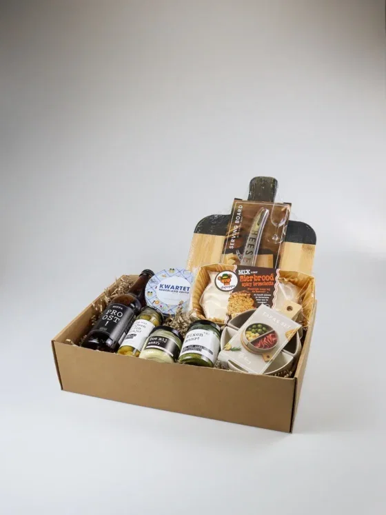 Cadeaupakket met serveerplank, bierbrood en borrelhapjes