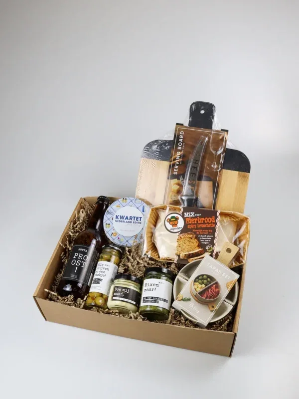 Cadeaupakket met serveerplank, bierbrood en borrelhapjes Cadeaupakket met serveerplank, bierbrood en borrelhapjes