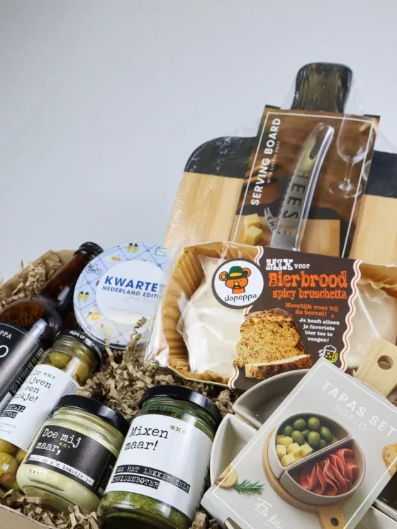 Cadeaupakket met serveerplank, bierbrood en borrelhapjes