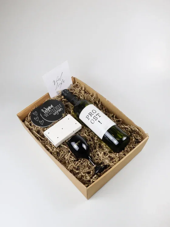 Wijn cadeaupakket met sojakaars Warm Cashmere en onderzetters Wijn cadeaupakket met sojakaars Warm Cashmere en onderzetters
