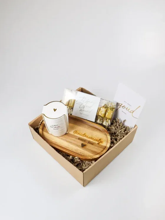 Cadeaupakket goud moment met Zusss mok en chocolaatjes