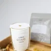 Cadeaupakket gouden verwenmoment met mok, thee en kaars Cadeaupakket gouden verwenmoment met mok, thee en kaars