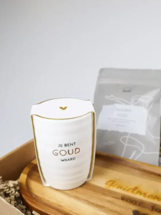 Cadeaupakket gouden verwenmoment met mok, thee en kaars