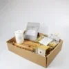 Cadeaupakket gouden verwenmoment met mok, thee en kaars Cadeaupakket gouden verwenmoment met mok, thee en kaars