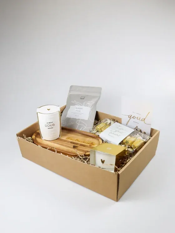 Cadeaupakket gouden verwenmoment met mok, thee en kaars