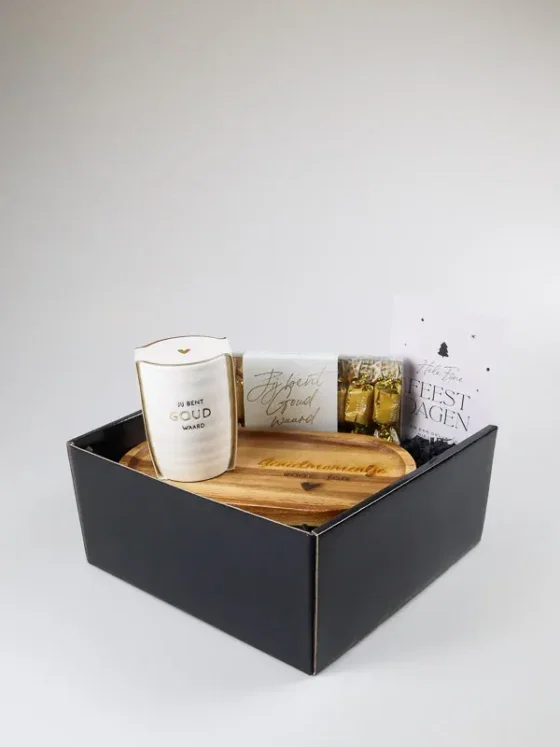 Kerstcadeaupakket goud waard met Zusss mok en chocolaatjes
