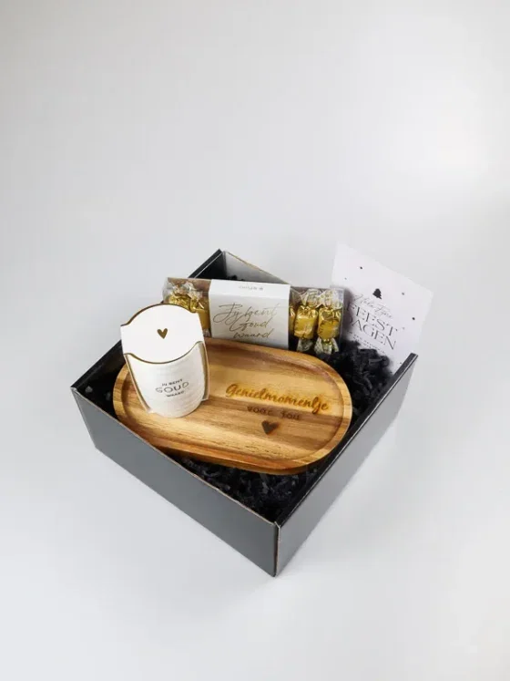 Kerstcadeaupakket goud waard met Zusss mok en chocolaatjes