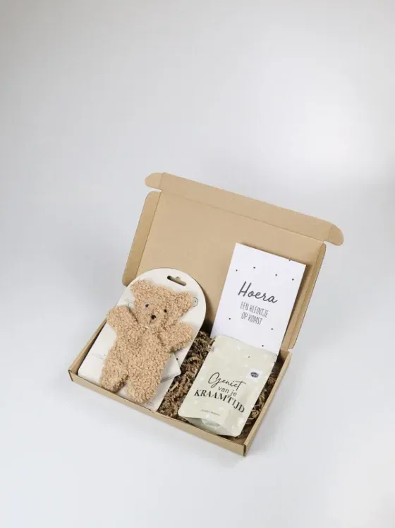 Kraam brievenbus cadeau met badzout en speendoekje