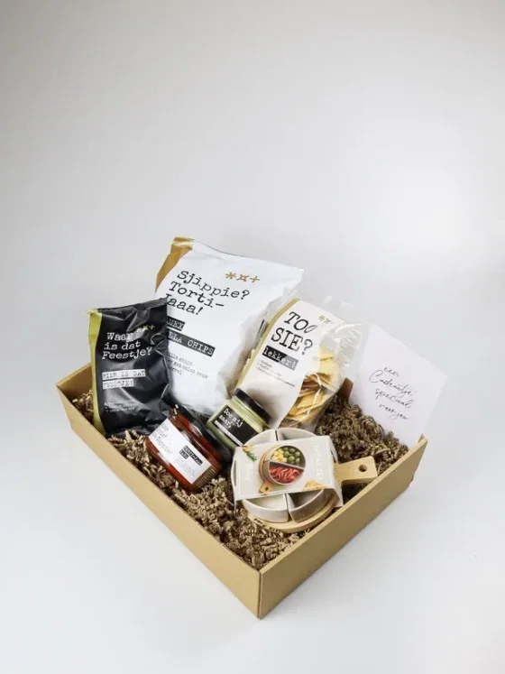 Cadeaupakket alcoholvrij borrelpakket met chips en dips Cadeaupakket alcoholvrij borrelpakket met chips en dips