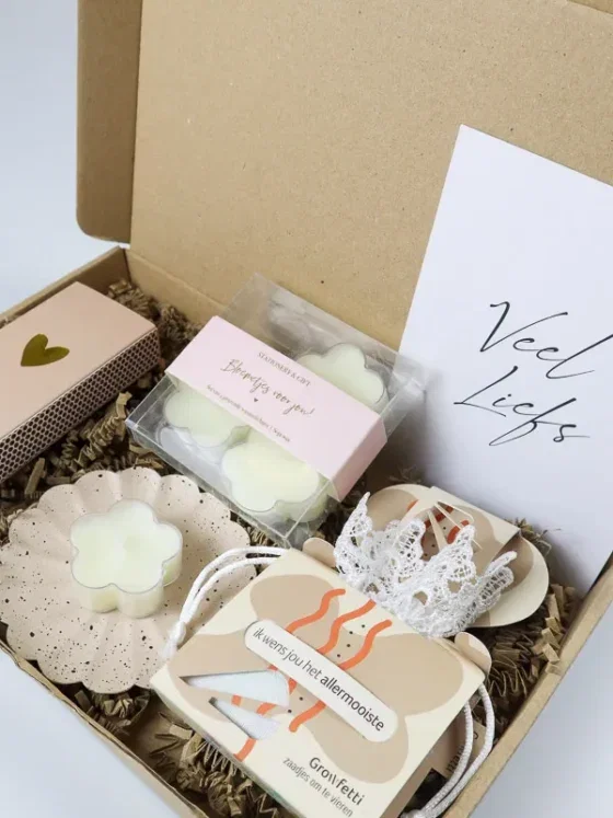 Brievenbus cadeau veel liefs met growfetti en bloemen waxinelichtjes