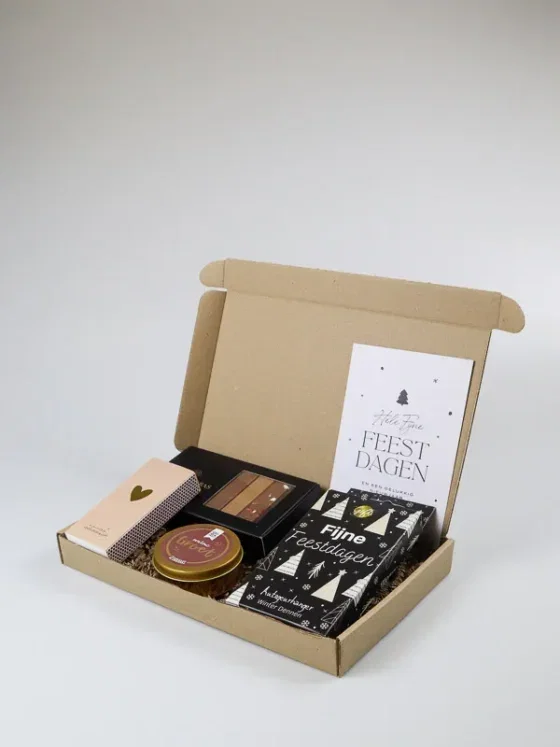 Kerst brievenbus cadeau met warme groet kaars en Coco & Sebas