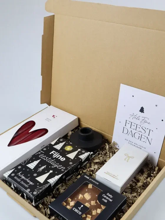 Fijne feestdagen brievenbus cadeau met Zusss kaarsen en kandelaar