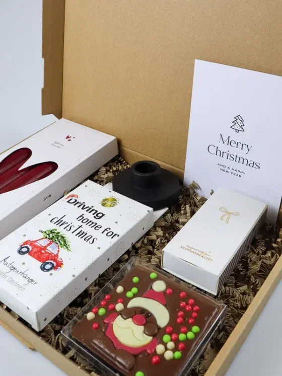 Merry christmas brievenbus cadeau met kaarsen en kandelaar