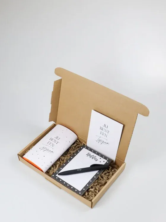 Brievenbuscadeau Topper met Chocolade, Notitieboek & Pen Brievenbuscadeau Topper met Chocolade, Notitieboek & Pen