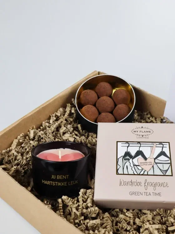 Cadeaupakket van harte gefeliciteerd - Kaars en truffels