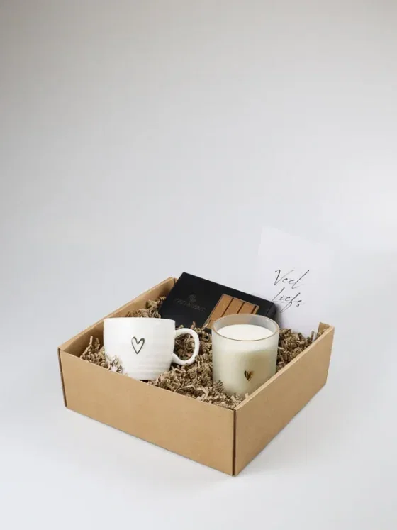 Cadeaupakket cappuccinomok, kaars en chocolade - lief cadeau