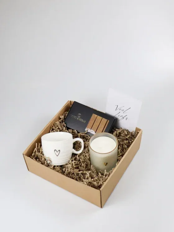Cadeaupakket cappuccinomok, kaars en chocolade - lief cadeau Cadeaupakket cappuccinomok, kaars en chocolade - lief cadeau