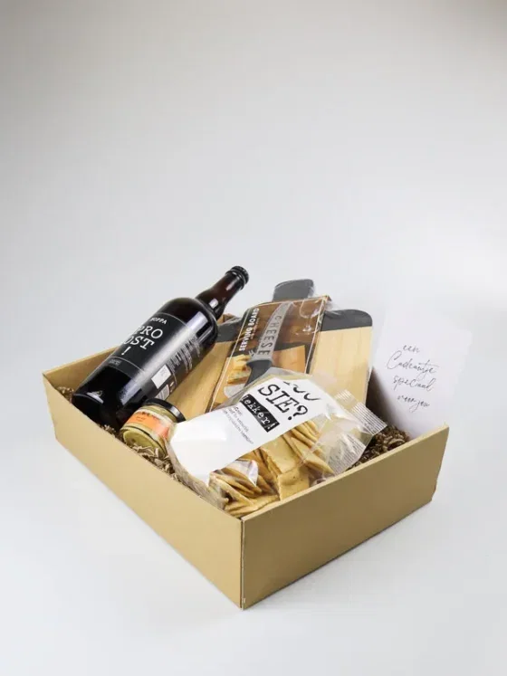 Cadeaupakket met speciaal bier, bierbrood en snijplank