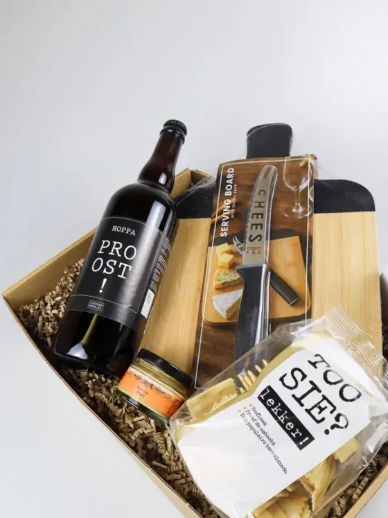 Cadeaupakket met speciaal bier, bierbrood en snijplank