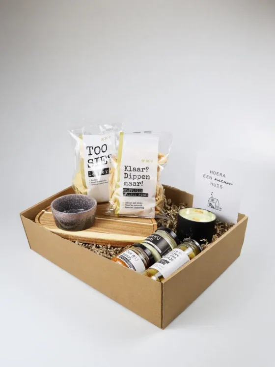 Cadeaupakket housewarming - Serveerplank, olijven en borrelhapjes