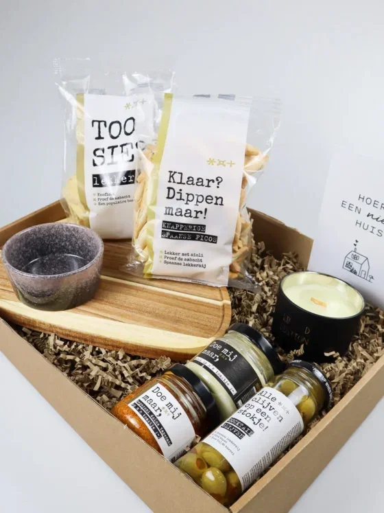 Cadeaupakket housewarming - Serveerplank, olijven en borrelhapjes