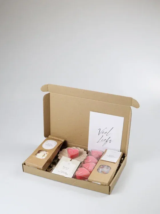 Brievenbus cadeau veel liefs met hart waxinelichtjes en thee
