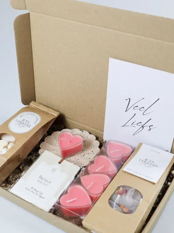 Brievenbus cadeau veel liefs met hart waxinelichtjes en thee