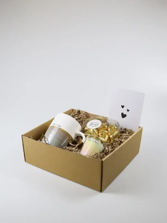 Cadeaupakket theemok kaars en chocolade - Me time voor jou Cadeaupakket theemok kaars en chocolade - Me time voor jou