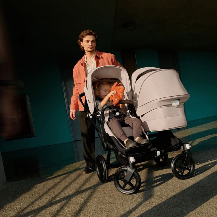 bugaboo-donkey5-desert-taupe-lifestyle