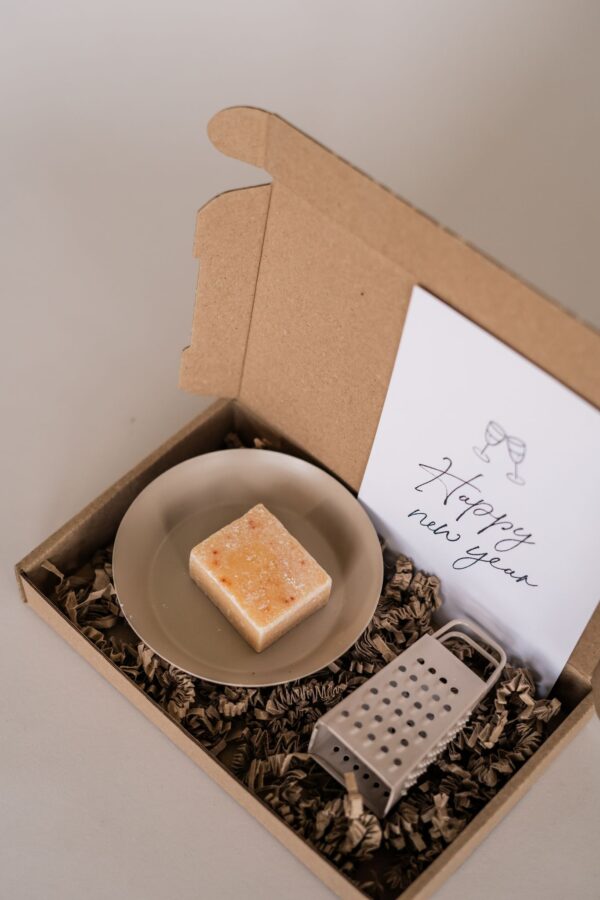 Happy new year brievenbus cadeau - Heerlijk ruikend amberblokje, schaaltje & rasp Happy new year brievenbus cadeau - Heerlijk ruikend amberblokje, schaaltje & rasp