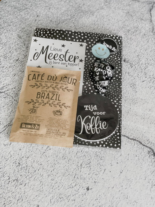 d645a4da9fae10188566484da270b24298dfe65a Meester cadeau - Koffie to-go, onderzetter 'tijd voor koffie' & A6-kaartje