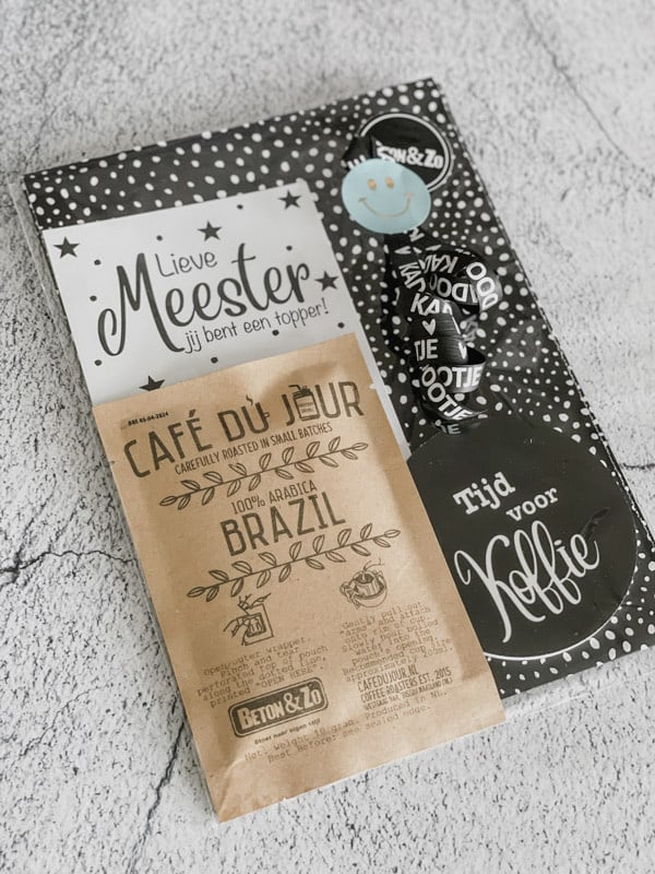 e6f36ccc61f9df81f6f95c6dfc0f92d0fb1dd44c Meester cadeau - Koffie to-go, onderzetter 'tijd voor koffie' & A6-kaartje