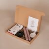 Brievenbus cadeau jij bent een topper - Chocoladereep, spiegel-sleutelhanger, 2 kaarsen & kandelaar