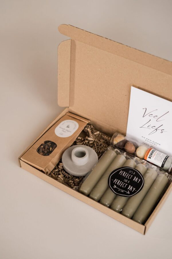 Veel liefs en een dikke knuffel voor jou Brievenbus cadeau - Thee, chocolade, kandelaar & kaarsen Veel liefs en een dikke knuffel voor jou Brievenbus cadeau - Thee, chocolade, kandelaar & kaarsen
