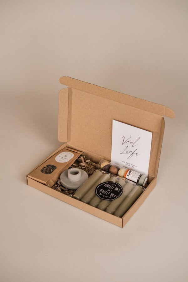 Veel liefs en een dikke knuffel voor jou Brievenbus cadeau - Thee, chocolade, kandelaar & kaarsen Veel liefs en een dikke knuffel voor jou Brievenbus cadeau - Thee, chocolade, kandelaar & kaarsen