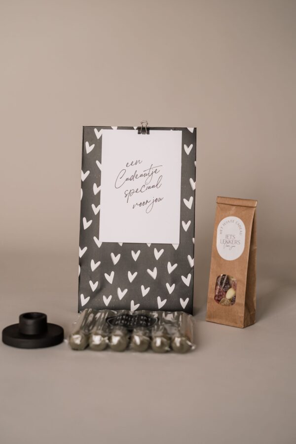 Cadeaupakket een cadeautje speciaal voor jou - kaarsen, kandelaar en snoep Cadeaupakket een cadeautje speciaal voor jou - kaarsen, kandelaar en snoep