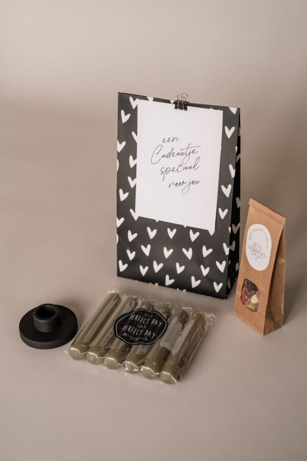 Cadeaupakket een cadeautje speciaal voor jou - kaarsen, kandelaar en snoep Cadeaupakket een cadeautje speciaal voor jou - kaarsen, kandelaar en snoep