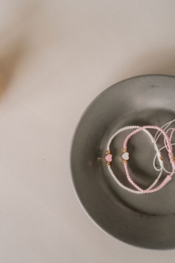armbandjes roze en wit hartje armbandjes roze en wit hartje